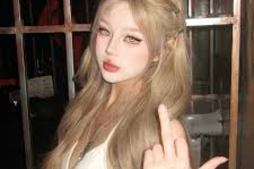 女主浮出水面！马克龙被爱妻“掌掴”线岁身姿饱满