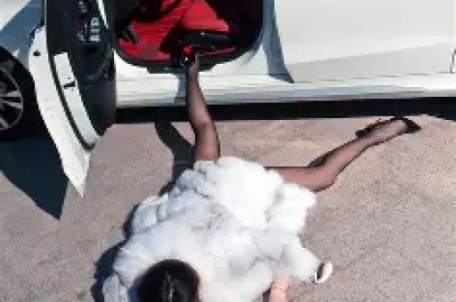 谢娜成都演唱会想看人数超35万艺人跨界为何引争议